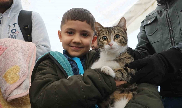 Suriye&#039;ye dönen 8 yaşındaki Ahmet, 9 aydır beslediği kedisi &#039;Esmer&#039;i de yanında götürdü