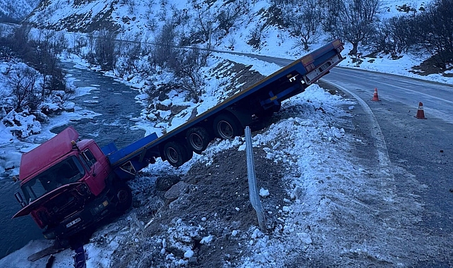 Sürücüsünün virajı alamadığı tır dereye uçtu