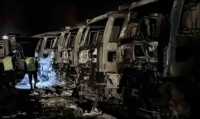 Taş ocağında çıkan yangında işletmeye ait 8 kamyon yandı