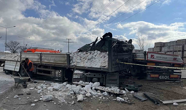 Tır kazasında hayatını kaybeden sürücünün yakını &quot;Belki yaşıyordur abi&quot; diyerek gözyaşlarına boğuldu