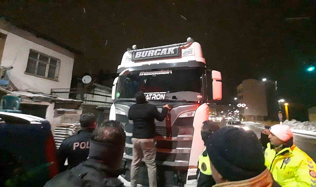 Tırı polislerin üzerine sürdü