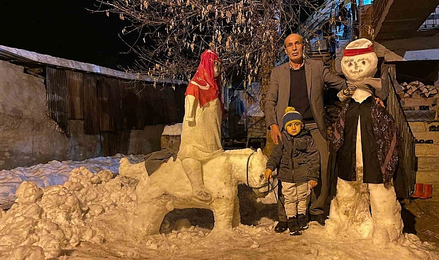 Torununu mutlu etmek için kardan gelin, damat ve at heykeli yaptı