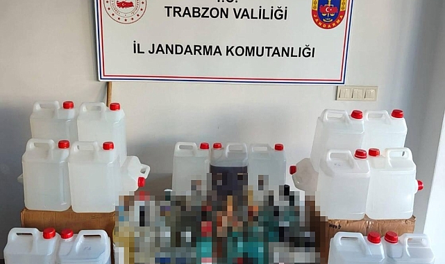 Trabzon&#039;da iki şüphelinin evinde yapılan aramada sahte alkol ele geçirildi