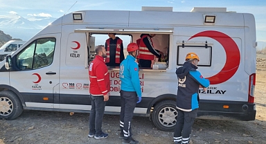Türk Kızılayı Iğdır Şubesi, Mobil Çay ve Çorba Servisiyle Vatandaşlara Sıcak İkramda Bulunuyor