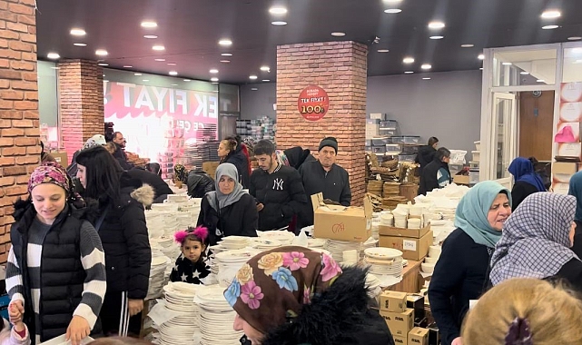Ürünler yarı fiyatına indiği mağazada izdiham yaşandı