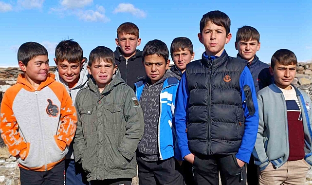 Van Gölü&#039;nün Sarı Saçlı Mucizesi: Yaz Gelir, Saçlar Sararır!