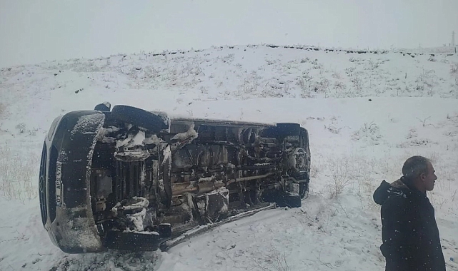 Van-Yüksekova Karayolunda Minibüs Kazası: Yoğun Kar Yağışı Hayatları Tehdit Ediyor