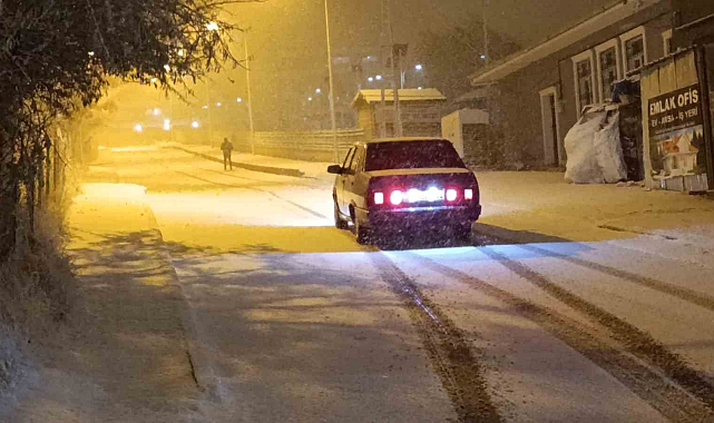 Van&#039;da yoğun kar yağışı kısa sürede kenti beyaza bürüdü