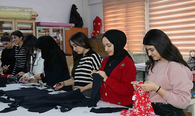 Vanlı Genç Tasarımcılar İyiliğe Dokunuyor: Vestel Kız Mesleki ve Teknik Anadolu Lisesi Öğrencilerinden İhtiyaç Sahiplerine Elbise Bağışı