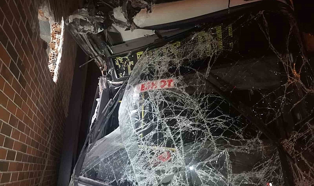 Virajı alamayan belediye otobüsü AVM bahçesine düştü