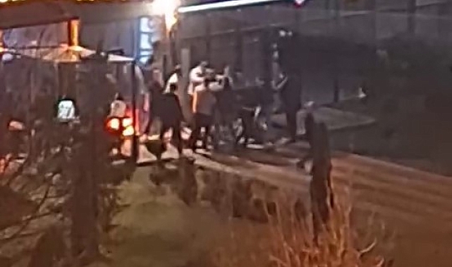 Yere düşen bir kişi, çok sayıda kişi tarafından defalarca tekmelendi