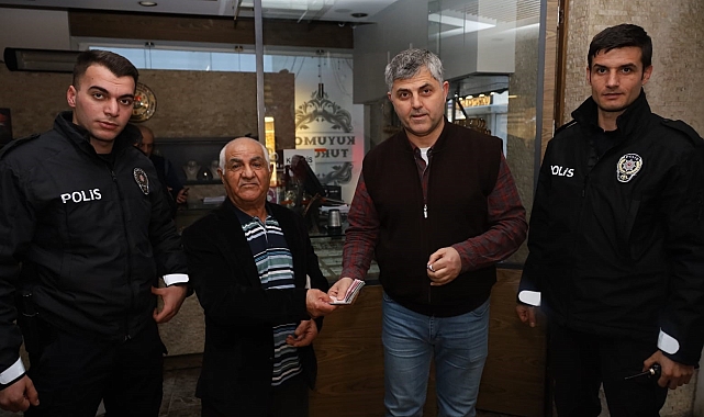 Yolda savrulmuş halde bulduğu dolarları sahibine teslim etti