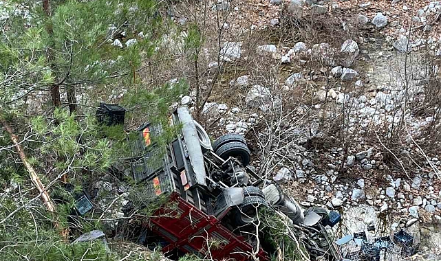 Adana&#039;da Kamyonet Uçuruma Düştü: 1 Ölü, 1 Yaralı