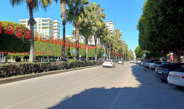 Adana&#039;nın cadde ve sokakları sessizliğe büründü
