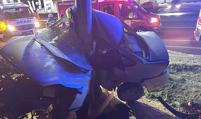 Adıyaman&#039;da Feci Kaza: Sürücü Hayatını Kaybetti, Otomobil İkiye Bölündü