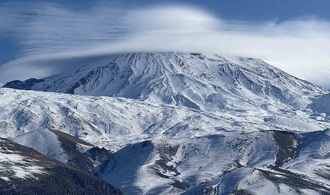 Ağrı Dağı&#039;nda Mercek Bulutu: Doğanın Muhteşem Sanatı