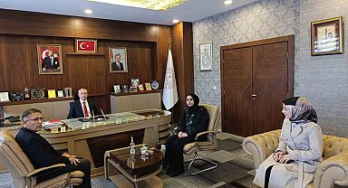 Ağrı'da Başarılı Öğrenci Zeynep Erçek, İl Milli Eğitim Müdürü Tarafından Ödüllendirildi