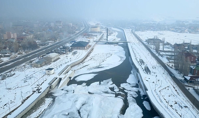 Ağrı&#039;da Kışın Gücünü Göstergesi: Murat Nehri Tamamen Buz Tuttu