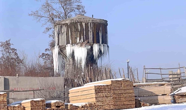 Ağrı&#039;da su deposu buzla kaplandı