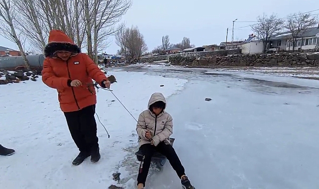 Akyaka&#039;da Çocukların Buz Keyfi: Kışın En Güzel Anları