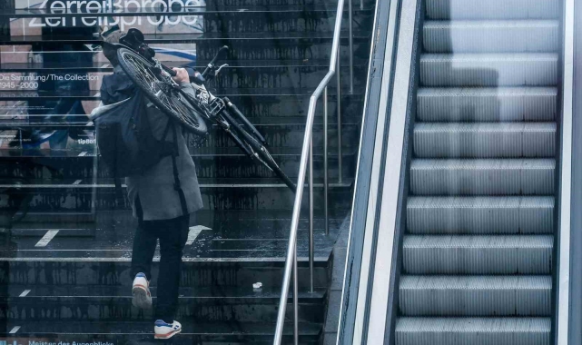 Almanya&#039;da toplu taşıma çalışanları greve gitti