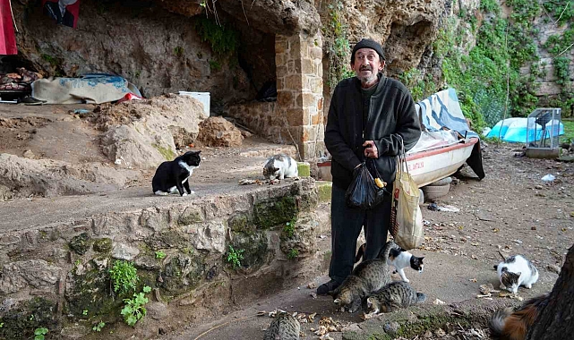 Antalya&#039;da Falezlerdeki Mağara Hayatı: Hüseyin Urlu&#039;nun Hikayesi