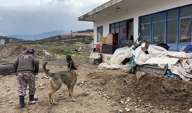 Antalya&#039;da Yaşlı Kadının Dramı: Evsiz Kaldı, Metruk Bir Binada Yaşıyor