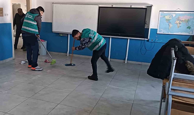 Ardahan&#039;da Hükümlüler Okulları Temizledi