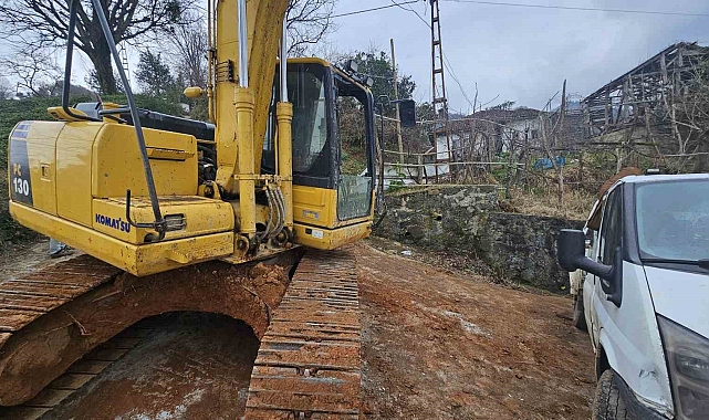 Arhavi&#039;de Çamur Felaketi: Kamyonet ve Ekskavatör Çarpıştı!