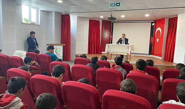 Arpaçay&#039;da Gençlere Meslek Seçimi Yolculuğunda Işık Tutuldu