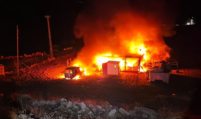 Batman&#039;da Yangın Faciası: Boş Baraka ve Araç Küle Dönüştü