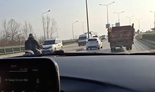 Bursa&#039;da Trafik Kazası Kamerada! Sosyal Medya İçin Çekilen Video Dramatik Anları Ortaya Çıkardı