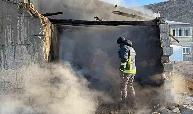 Çaldıran&#039;da Ahır Yangını: Hayvanlar Kurtarılamadı