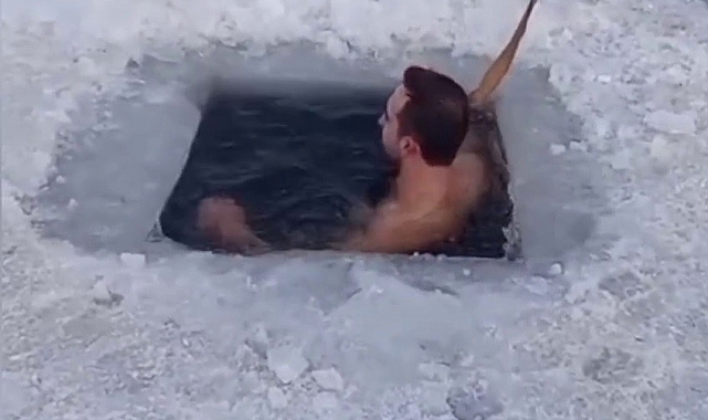 Çıldır Gölü&#039;nde Buzlu Su Çılgınlığı: Turistler -20 Derecede Kendilerini Serinletiyor!
