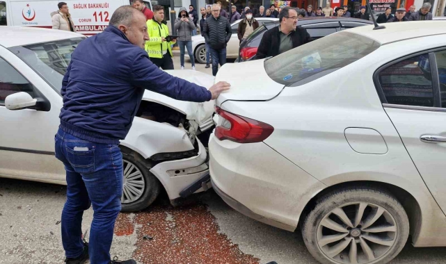Çorum&#039;da iki otomobil çarpıştı: 1 yaralı