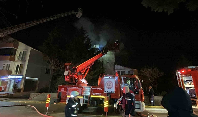 Derince&#039;de 3 Katlı Binada Yangın Panigi!