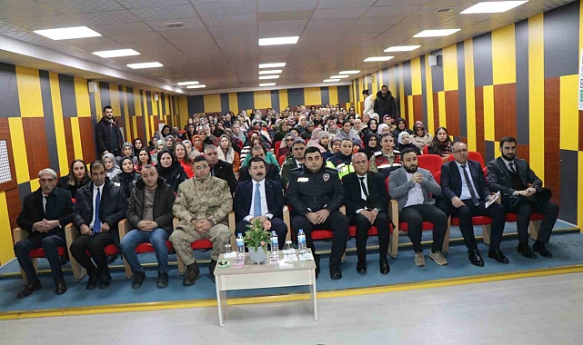 Diyadin&#039;de Anneler Uyuşturucuyla Mücadelede Önemli Bir Rol Üstlendi