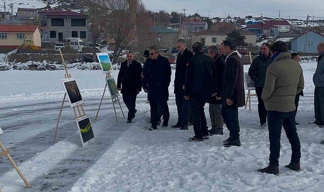 Donan göl üzerinde resim sergisi açıldı