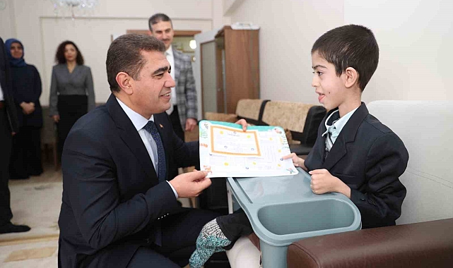 Düzce Valisi Aslan, Kas Hastası Öğrenciyi Evinde Ziyaret Etti