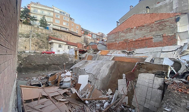 Eğirdir&#039;deki Bina Çöküşü: İnşaat Hatası mı, Kasıt mı?