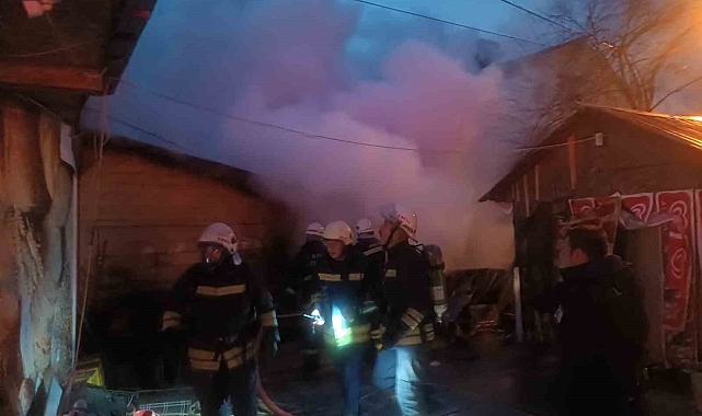 Ekmek üretimi sırasında fırın deposu alevlere teslim oldu