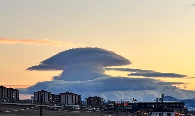 Elazığ Gökyüzünde Dev Mantar Bulutu Şöleni