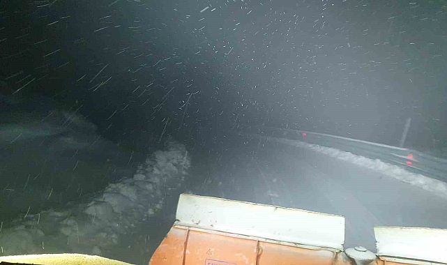 Elazığ&#039;da Kar Yağışı: Hazarbaba&#039;da Araçlar Mahsur Kaldı