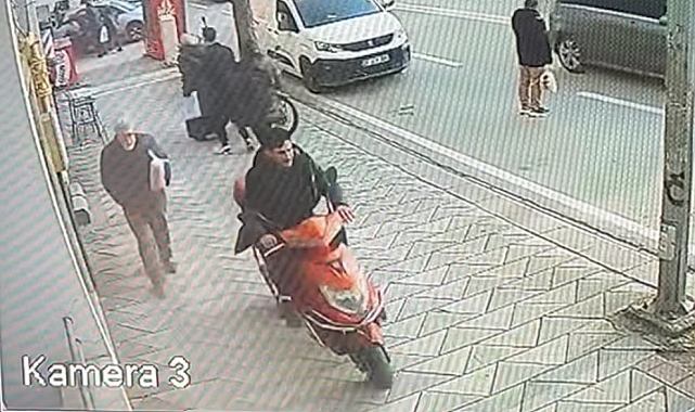 Elektrikli bisiklet sürücüsü 30 saniyede 4 farklı trafik kazasına karıştı