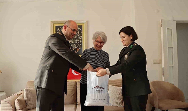 Emekli öğretmenden Mehmetçiklere çorap, atkı, eldiven