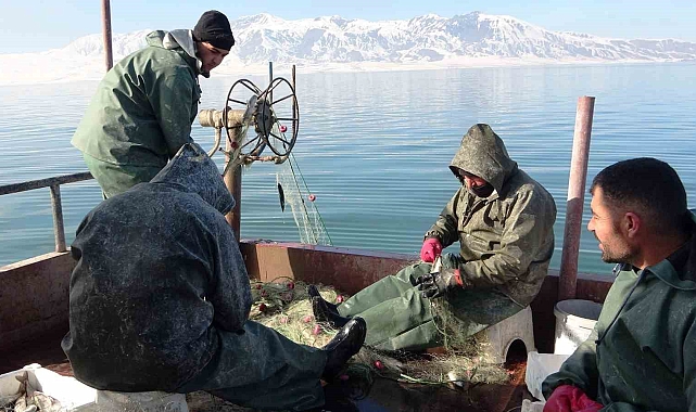 Erçek Gölü&#039;ndeki balık popülasyonu balıkçıları sevindirdi