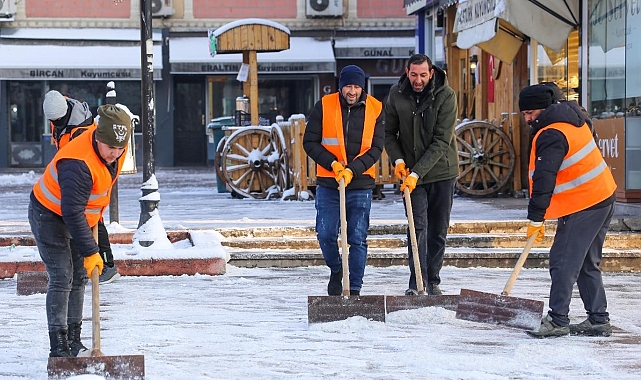 Erzincan&#039;da Yaşam Zorlaştı: Karla Mücadele Çalışmaları Aralıksız Sürüyor