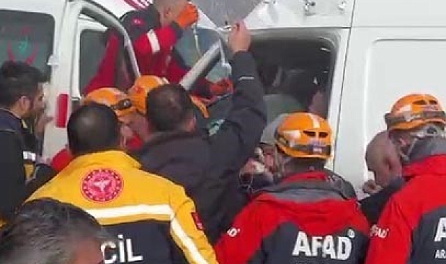 Erzurum&#039;da Ambulans Kazası: Sağlık Çalışanları Sıkışıp Kaldı