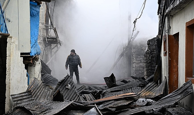 Erzurum&#039;da Büyük Yangın: 15 Yapı Yandı, Vali Çiftçi Bölgede