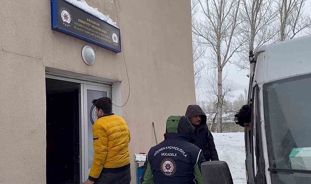 Erzurum&#039;da Kamyonetin Gizli Bölmesinde 9 Kaçak Göçmen Yakalandı